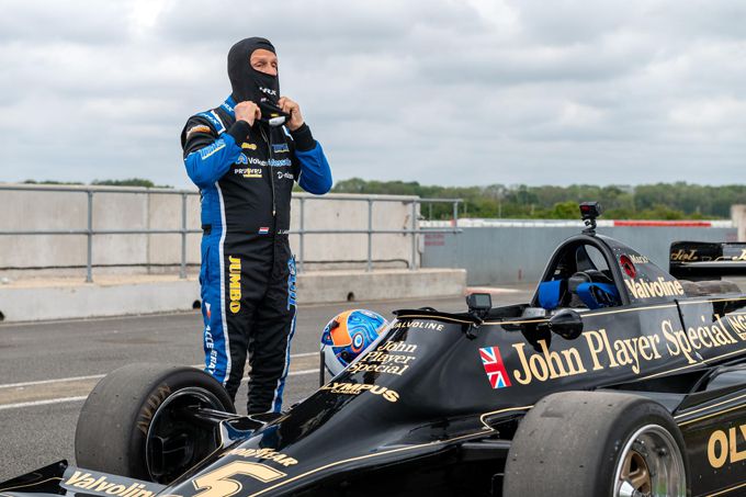 Jan Lammers achter het stuur van  Lotus F1-auto waarin hij 46 jaar geleden testte voor F1-zitje