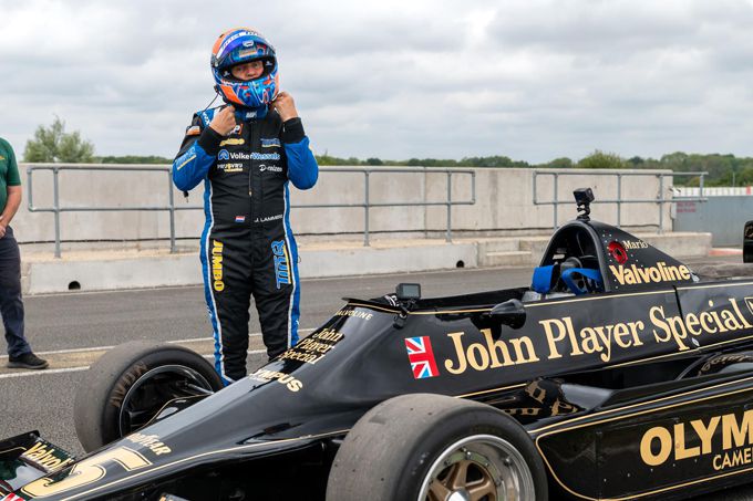 Jan Lammers achter het stuur van  Lotus F1-auto waarin hij 46 jaar geleden testte voor F1-zitje