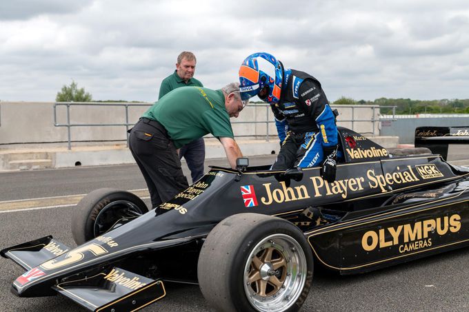 Jan Lammers achter het stuur van  Lotus F1-auto waarin hij 46 jaar geleden testte voor F1-zitje