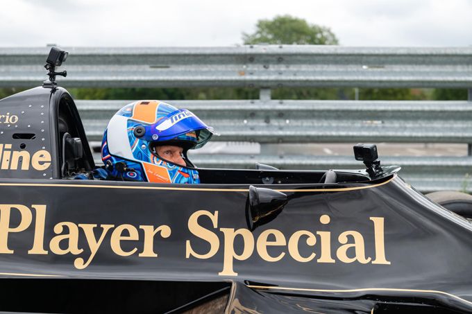Jan Lammers achter het stuur van  Lotus F1-auto waarin hij 46 jaar geleden testte voor F1-zitje