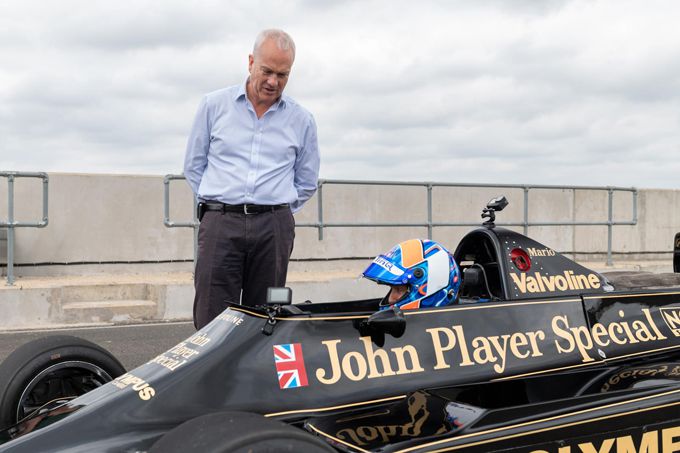 Jan Lammers achter het stuur van  Lotus F1-auto waarin hij 46 jaar geleden testte voor F1-zitje