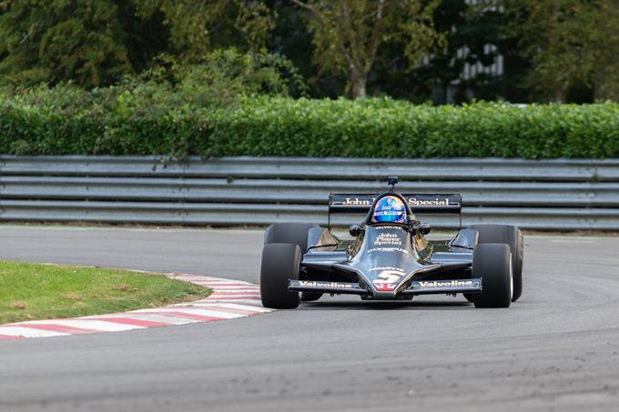Jan Lammers achter het stuur van  Lotus F1-auto waarin hij 46 jaar geleden testte voor F1-zitje