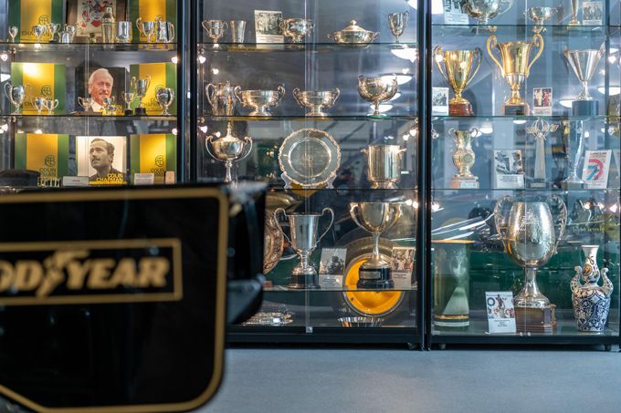 Jan Lammers achter het stuur van  Lotus F1-auto waarin hij 46 jaar geleden testte voor F1-zitje