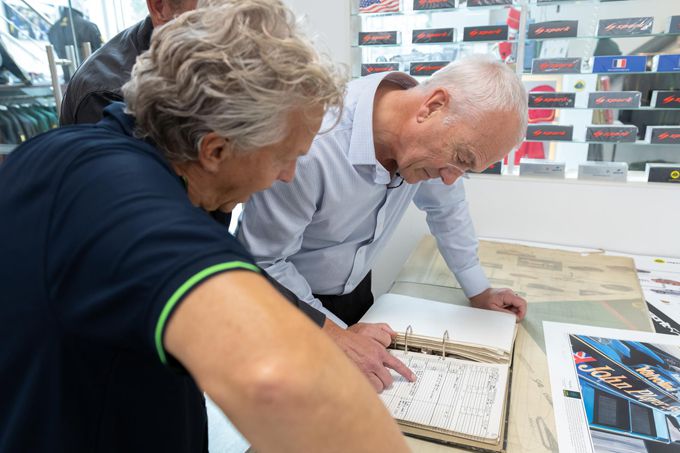 Jan Lammers achter het stuur van  Lotus F1-auto waarin hij 46 jaar geleden testte voor F1-zitje