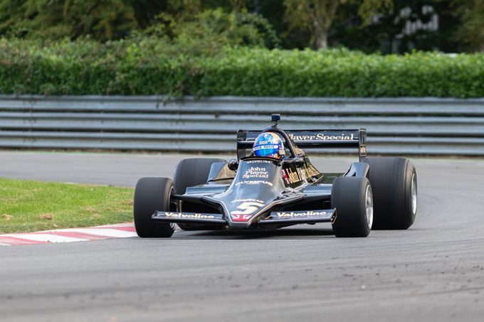 Jan Lammers achter het stuur van  Lotus F1-auto waarin hij 46 jaar geleden testte voor F1-zitje