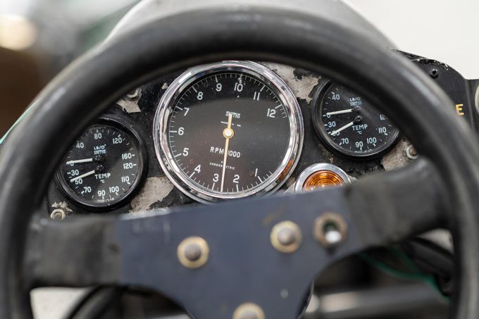 Jan Lammers achter het stuur van  Lotus F1-auto waarin hij 46 jaar geleden testte voor F1-zitje