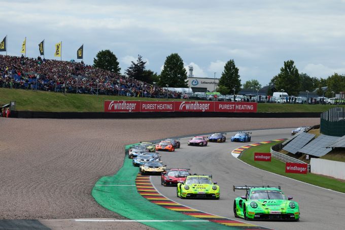 DTM Sachsenring 2025 Foto 14 #90 Ayhancan Gven (TUR / Porsche 911 GT3 R / Manthey EMA) voert het veld aan en behaalde op zondag zijn tweede overwinning van het DTM-Sachsenring-weekend