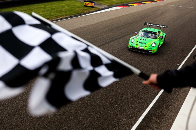 DTM Sachsenring 2025 Foto 2 Ayhancan Gven passeert de finish als winnaar