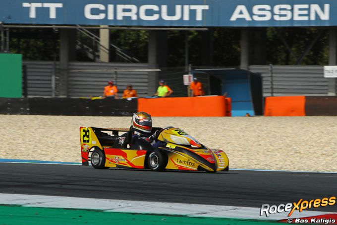 Rob Lucassen wint weddenschap vecht zich na pech van P58 naar P6 in spectaculaire Superkart-races