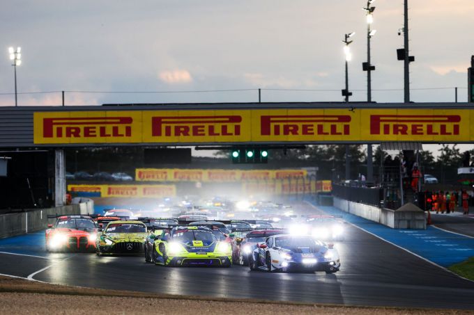 GT World Challenge Europe powered by AWS - Sprint Cup in Magny-Cours Foto 1