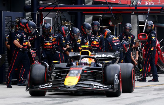 Yuki Tsunoda F1 Red Bull pitstop