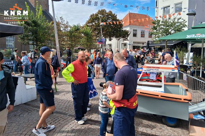 Team KNRM Zandvoort in Parc Fermé op het Kerkplein