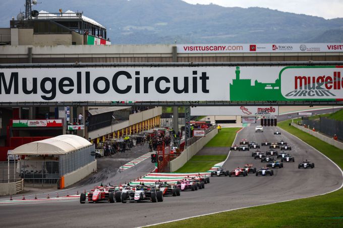 Kean Nakamura-Berta als eerste over de finish, maar bestraft. Alex Powell wint Race 2