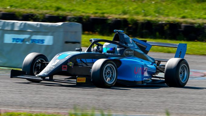 Lewis Wherrell maakt GB4-debuut bij KMR Sport