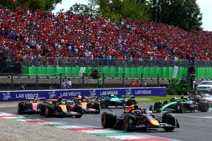 Max Verstappen neem de leiding bij de start van de GP Italie 2025