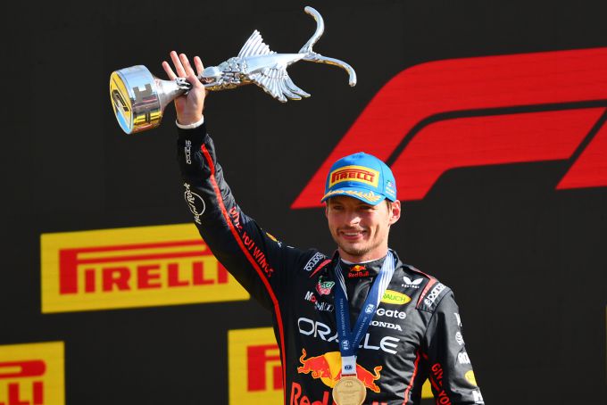 Max Verstappen F1 Red Bull wint GP Italie 2025 Foto 7 Max Verstappen met Chimera Trophy bron Pirelli.media