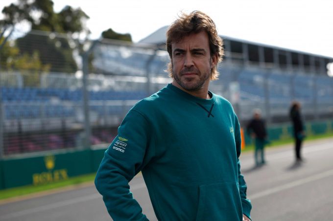 Fernando_Alonso_portret_F1_Aston_Martin