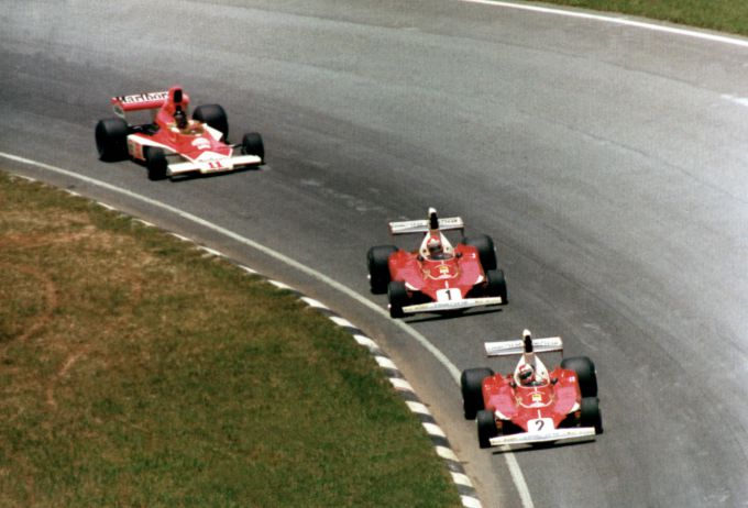 Scuderia Ferrari HP viert tijdens Grand Prix van Itali� 2025 de 50e verjaardag van Niki Lauda's eerste wereldtitel Foto 6 GP Brasil 1976 Ferrari voor McLaren: Reggazoni, Lauda en Hunt