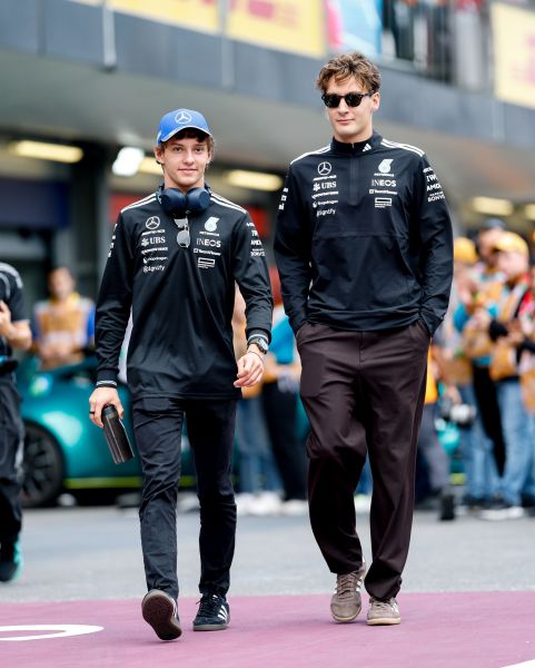 Mercedes versus Ferrari in GP van Azerbeidzjan � Bakoe Foto 1 Kimi Antonelli en George Russell