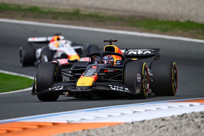 Max Verstappen en Isack Hadjar F1
