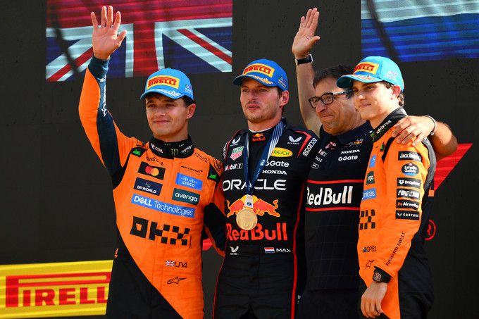 Podium F1 Monza Max Verstappen tussen Lando Norris en Oscar Piastri