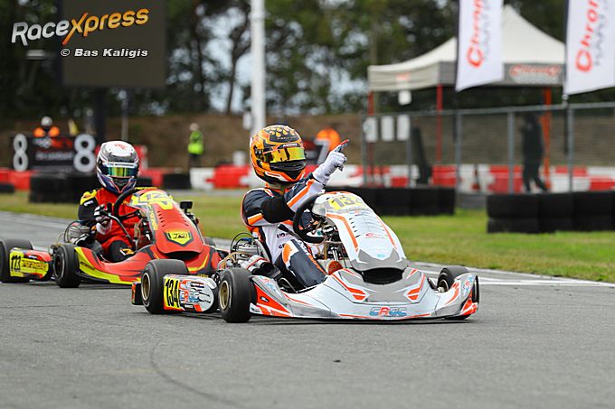 Mick Bertram knalt naar podium