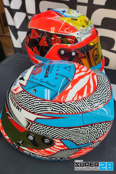 Brad Danoff van Visions Custom Designs beloont de winnaar van elke divisie met een op maat gemaakte Arai CK-helm