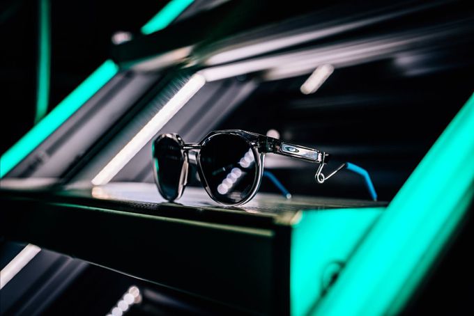 Aston Martin Aramco Formula One™ Team en Oakley presenteren eerste Special Edition Product