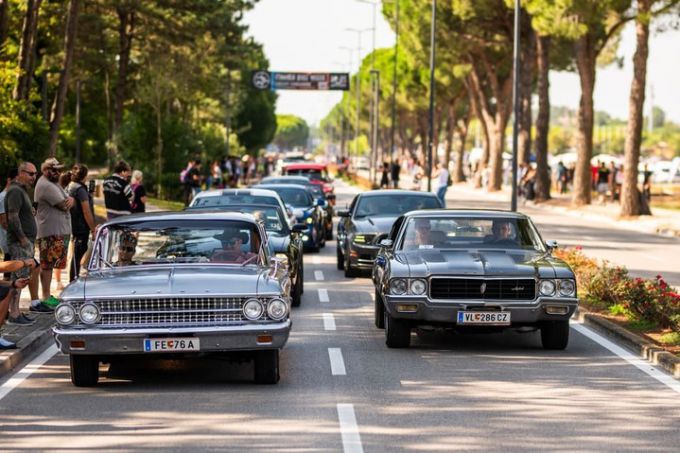 Italian Bike Week 2025 - US CAR ON THE BEACH - Lignano Sabbiadoro Udine Itali bron foto: terredimoto @ newsbooster Foto 1