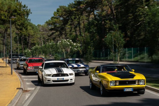 Italian Bike Week 2025 - US CAR ON THE BEACH - Lignano Sabbiadoro Udine Itali bron foto: terredimoto @ newsbooster Foto 2