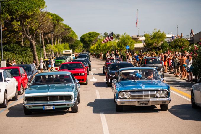 Italian Bike Week 2025 - US CAR ON THE BEACH - Lignano Sabbiadoro Udine Itali bron foto: terredimoto @ newsbooster Foto 4