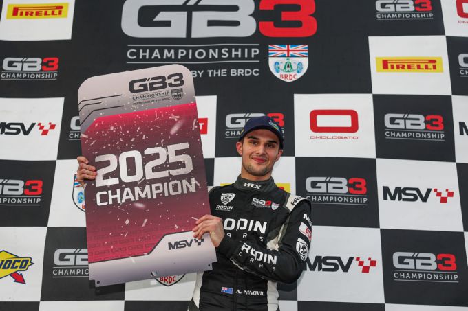 Alex Ninovic van Rodin Motorsport is de GB3-kampioen van 2025