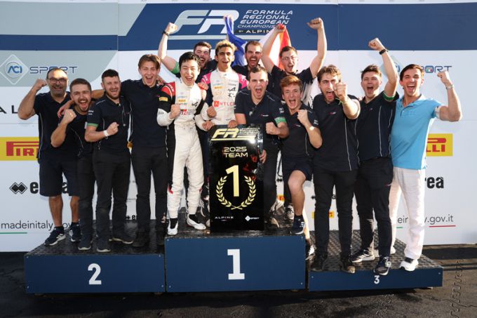 R-ace GP zich officieel van het teamkampioenschap van 2025