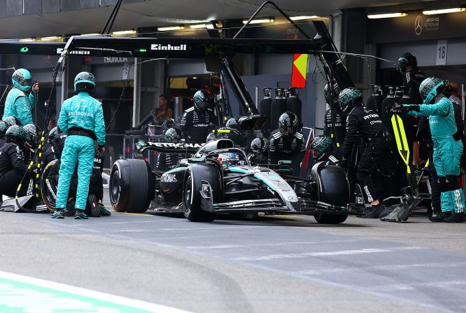 Mercedes F1 flexibele vleugel pitstop