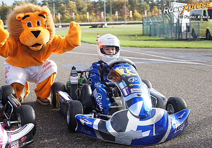 Kartbelofte Lennard Marx krijgt verrassingskadootje voor tiende verjaardag: rookiekampioen! 