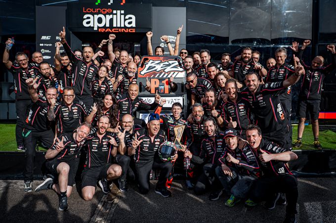 Marco Bezzecchi domineert en wint in Portimo  de meest succesvolle MotoGP-seizoen ooit voor Aprilia Racing