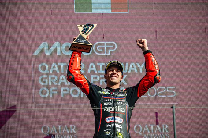 Marco Bezzecchi domineert en wint in Portimo  de meest succesvolle MotoGP-seizoen ooit voor Aprilia Racing
