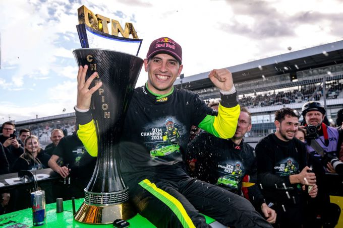 DTM-koning Ayhancan Güven krijgt Gouden Schoen Foto 8