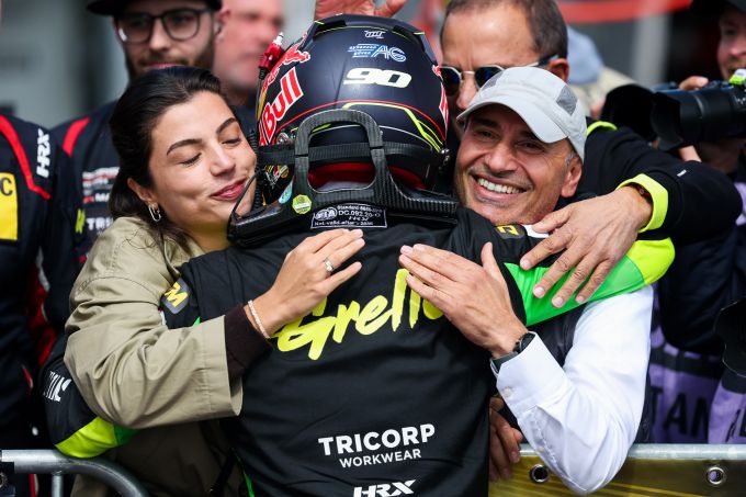 DTM-koning Ayhancan G�ven krijgt Gouden Schoen Foto 12