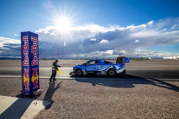 Max Verstappen Arvid Lindblad ‘F1 Drivers Race 100 Years of Cars’ foto Red Bull Content Pool 11