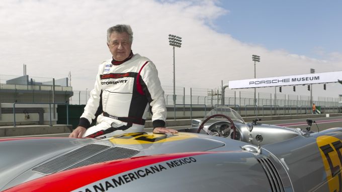 Porsche rouwt om zijn overleden legende Hans Herrmann