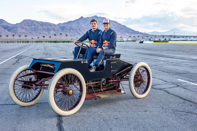 Max Verstappen Arvid Lindblad ‘F1 Drivers Race 100 Years of Cars’ foto Red Bull Content Pool 3