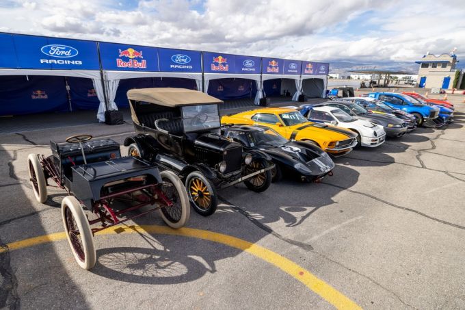 Max Verstappen Arvid Lindblad ‘F1 Drivers Race 100 Years of Cars’ foto Red Bull Content Pool 5