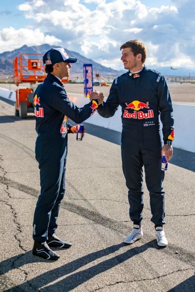 Max Verstappen Arvid Lindblad ‘F1 Drivers Race 100 Years of Cars’ foto Red Bull Content Pool 7