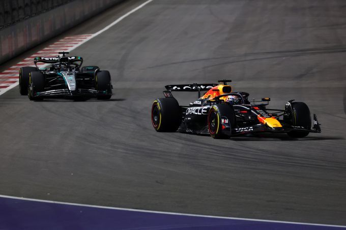 Max Verstappen voor George Russell F1 actie Las Vegas 2025