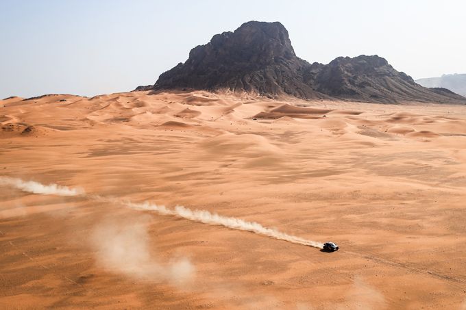 Sébastien Loeb en Fabian Lurquin in hun Dacia Sandrider van de Dacia Sandriders tijdens etappe 2