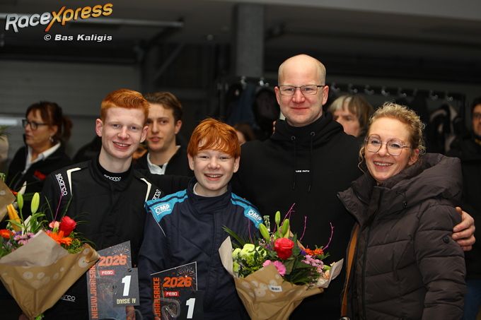 Broers Henk en Luuk Vuik knallen naar klassezege in Nieuwjaarsrace Zandvoort: 