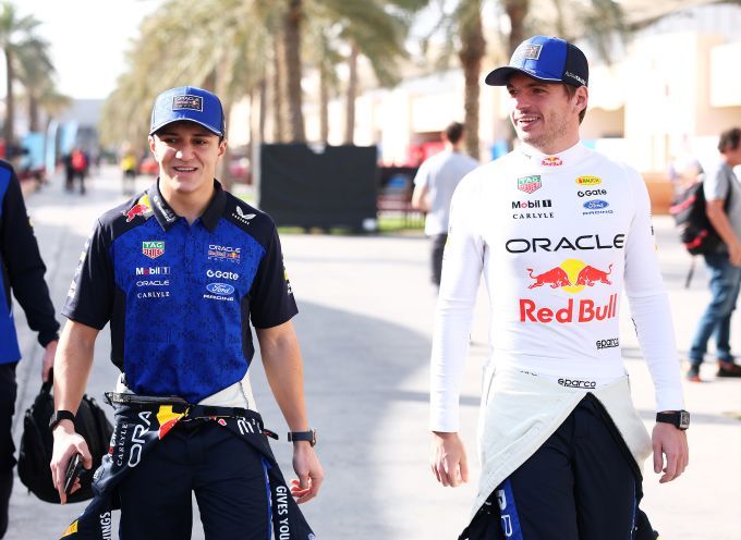 Isack Hadjar en Max Verstappen test Bahrein F1 Red Bull