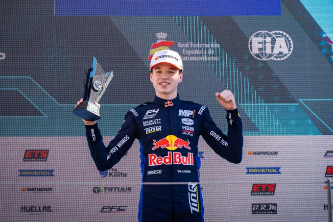 Na een soort vliegles komt Rocco Coronel ijzersterk terug met twee podiumplaatsen in Formule 4 in Portimão