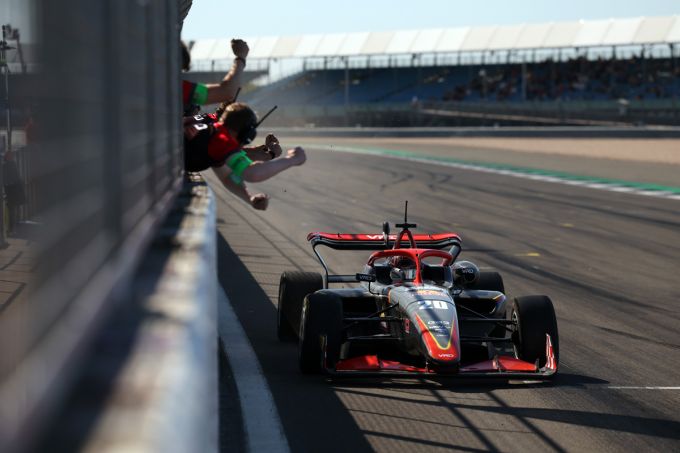 Bedrin slaat terug met indrukwekkende overwinning in Silverstone-opener